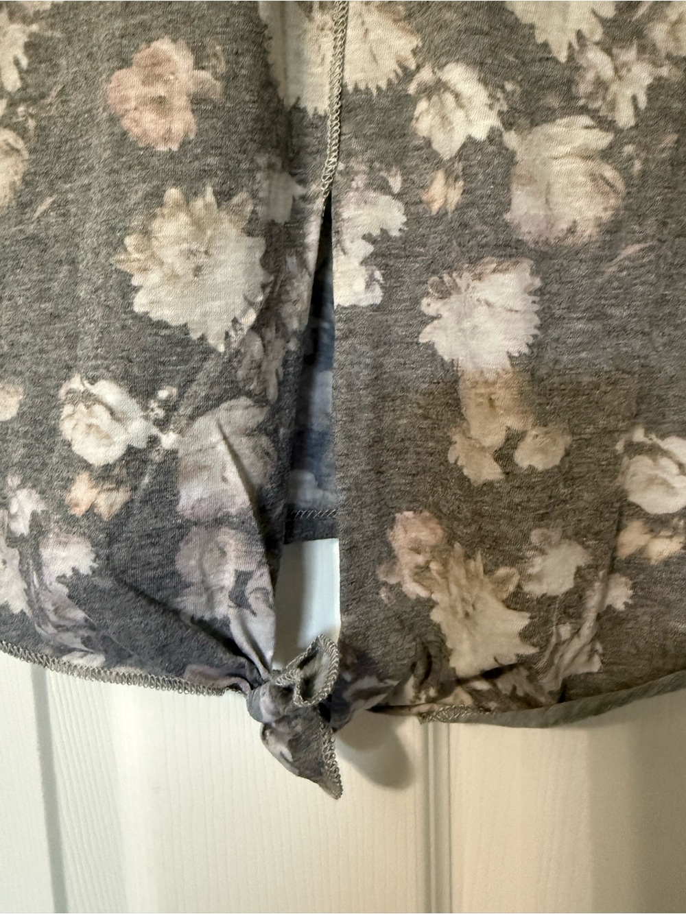 Chaser NWT Cotton Blend Vintage Floral V-Neck Tie Front Top- XS - Picture 3 of 8